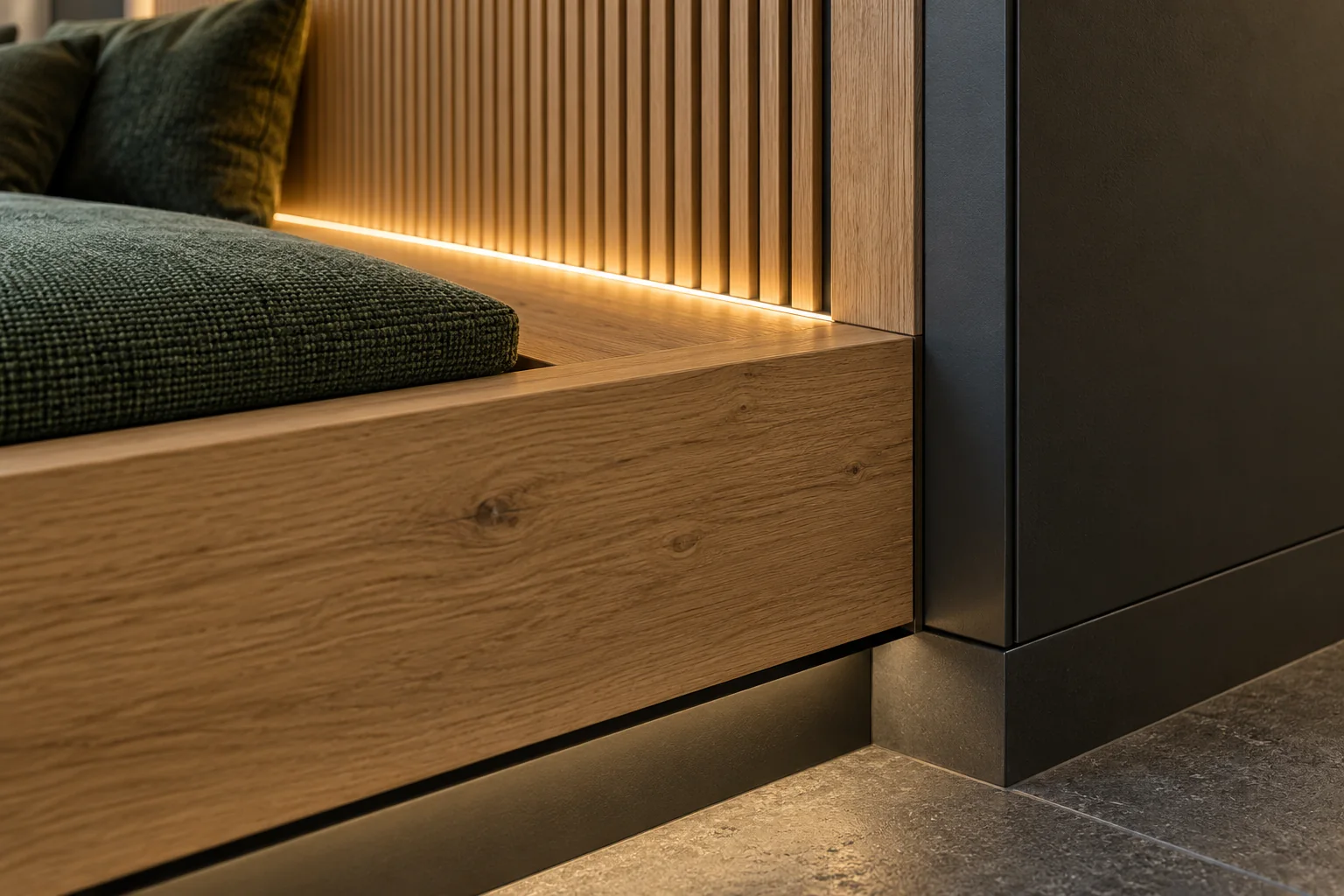 Präzises Detail aus Sitzbank, Akustiklamellen und Lichtfuge